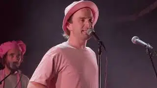 Ron van Zalmsaus (feat. Mevrouw Rijnink) - Beetje Vies (live op De Parade)