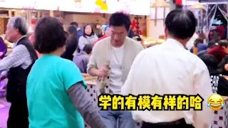 来自马来西亚的叔叔阿姨伴舞，美女一开口现场氛围感直接拉满……#吃饭唱歌#胖千金火锅食堂