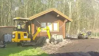 Mit ATV und Mini Bagger Erdarbeiten Garten Ebnen