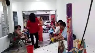 Imitador de el Buki con una verdadera Barbi 