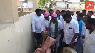 TRS Armur MLA Jeevan Reddy Helps Grand Ma to Cast Her Vote | Telangana Elections | YOYO TV Channel