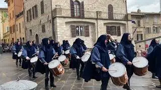 Il Calendimaggio di Assisi 2022 Die Blauen kommen