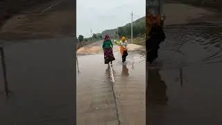 रोड पर इतना पानी भरा है 😁😁