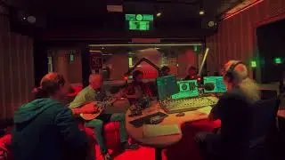 &Alpha;&phi;&omicron;&upsilon; &mu;' &alpha;&rho;έ&sigma;&epsilon;&iota; &nu;&alpha; &gamma;&upsilon;&rho;&nu;ώ - Melbourne 106.7FM PBS