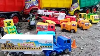 Mobil Truk Tronton Panjang Berbaris Muat Mobil Truk Excavator Truk pasir Slender Rocket oleng Tayo