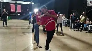 Carita - Jensen - Jhonatan y Laura bailan 