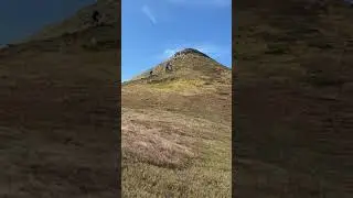 Lottando contro il vento a pi&ugrave; di 1700 metri verso la vetta.
