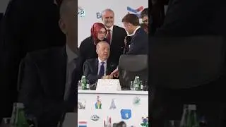 Erdogan 'catches' Macron by the finger during a handshake #erdogan #macron #turkey #france