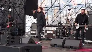 No comment band live