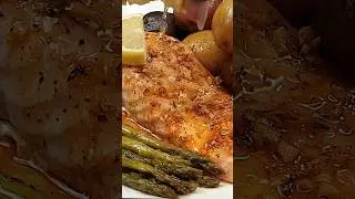 This Lemon Butter Salmon Is So Juicy 😋 🍋#lemonbuttersalmon #salmonrecipe #easydinner #shorts