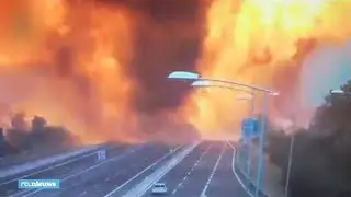 Nieuwe beelden explosie Bologna: tankwagen rijdt in op file - RTL NIEUWS