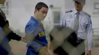 لم يعلموا أن السجين الجديد الذي يعتدون عليه زعيم مافيا