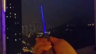 Il puntatore laser blu pi&ugrave; forte con il fascio visibile