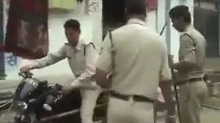 Lungi man get slapped from police