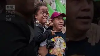 Henry Falc&oacute;n cargando una muchacha de baja estatura pensando que era una ni&ntilde;a