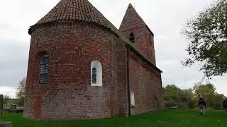 Wij bezochten het Middeleeuwse kerkje in Marsum. Beelden met muziek Ede Staal.