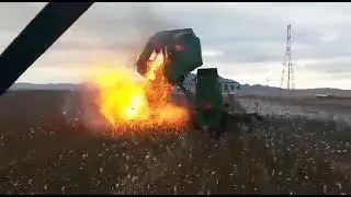 Cosechadora John Deere algodón ardiendo