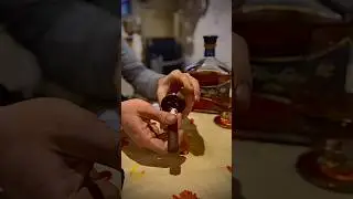 Cortando , encendiendo Davidoff Winston Churchill acompa&ntilde;ado con Ron de Flor de Ca&ntilde;a de 12 a&ntilde;os