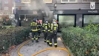 Los bomberos extinguen un incendio en el restaurante The New York Burger' de San Germán en Madrid