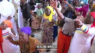 MACHOZI YA FURAHA KANISANI BAADA YA MUNGU WA APOSTLE KINOTI KUPONYA MTOTO...
