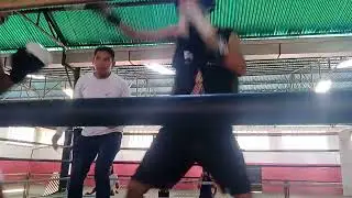 De negro con blanco Ignacio buriel del club KARLEROBOXING vs anaco 
