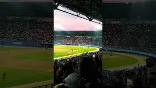 As&iacute; se vive el clasico del b&eacute;isbol cubano #havana #beisbolcubano #industriales #santiagodecuba