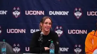 Тренер женской баскетбольной команды Lady Vols Ким Колдуэлл и Джания Баркер после матча против UConn