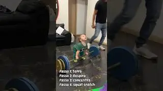 Способность малыша поднимать ребенка впечатляет!