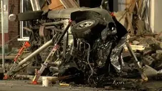 Driver rescued after crash into Gettysburg building