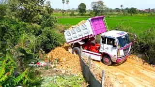 Perfect action Landfilling Dump truck 5T unloading stone/Technique operator Bulldozer Working push.