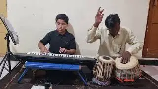 मी  ढोलकर  दर्याचा राजा हार्मोनियम धून वाजवताना शिवम थोरात व गुरु जनार्दन लोहार