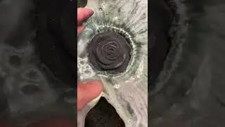 LUSH Black Rose Bath Bomb Demo #lush #lushbathbomb #bathbomb #blackrose #valentinesday #asmr