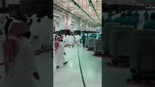 Khadam Cleaning 😇 #haramsharif #umrah2023 #trandingshorts #indianviewers