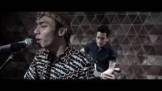 ADEM BGT!!!! AKAD JAWA by Payung Teduh   Mas Paijo ft Fazayubdina & Azman