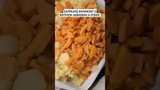 Zap&eacute;kan&eacute; brambory s bat&aacute;tem, uzeninou a s&yacute;rem