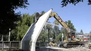 Demolition of building at 16th and P Streets in Sacramento