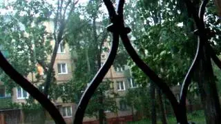 Ураган в Харькове 4 июля 2011  .Дерево и машина....