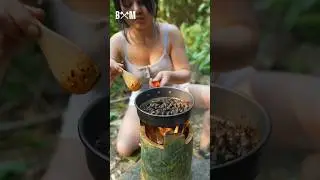 Catching & Cooking Snails In The Forest &mdash; Primitive Cooking #shorts #viral #cooking