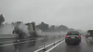 USA: Freightliner slams onto concrete barrier after hydroplaned in Freeway 91 (16.1.2019)