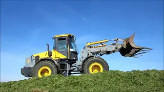 Gras kuilen met Schuitemaker wagens en Werklust shovel