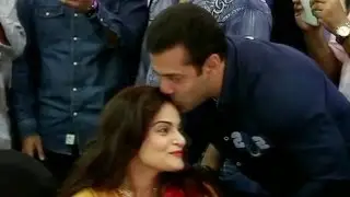 Salman Khan Shows His Brotherly Love For Alvira - Watch Video