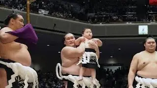 照ノ富士引退相撲　３歳の長男・照務甚くんは身長１０５ｃｍ、体重２９キロまでビッグに成長　すでに小学３年生並み　大の里に抱えられ父の土俵入り見守る　父は目細める「二度と経験できないから」