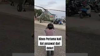 ini pertamakalinya Kinos liat pesawat dari deket, dia langsung keluarin kameranya buat videoin
