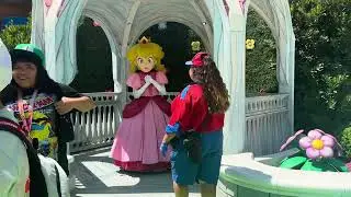 Princess Peach meet and greet | Visitors posing with Peach! Universal Studios Hollywood