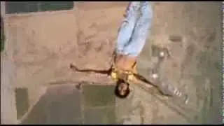 hombre  volando  en el cielo    .....increible
