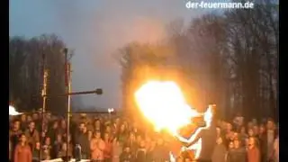 Jonglage mit Feuer spucken  [der-feuermann.de]