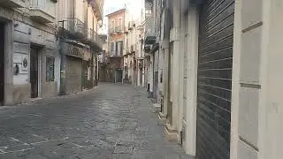 Nola una Citta' dormiente e buche a go go ( Rana)