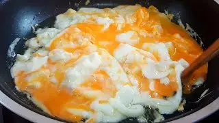 Quick Meal :: Thai Style Fried Scrambled Eggs :: It is very tasty!!!