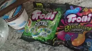 CAULDRON JUICE- Kid-Friendly Witches Brew Drink Recipe #canadadry #gummyworms #vanillaicecream