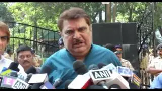 Om Puri's Funeral | Bollywood pays Tributes to Om Puri | Raza Murad & Prakash Jha Reion